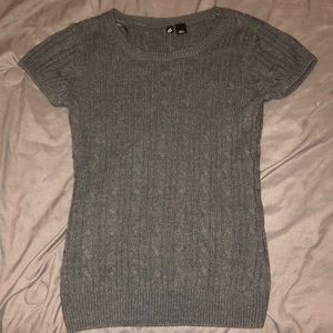 Short sleeve fitted and knitted grey sweater